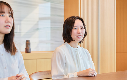 社員座談会の様子(写真1)