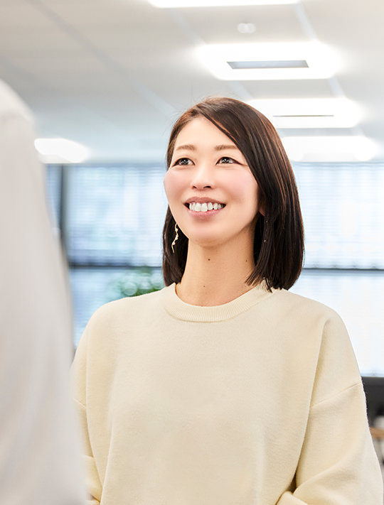 オフィスで会話する社員の写真